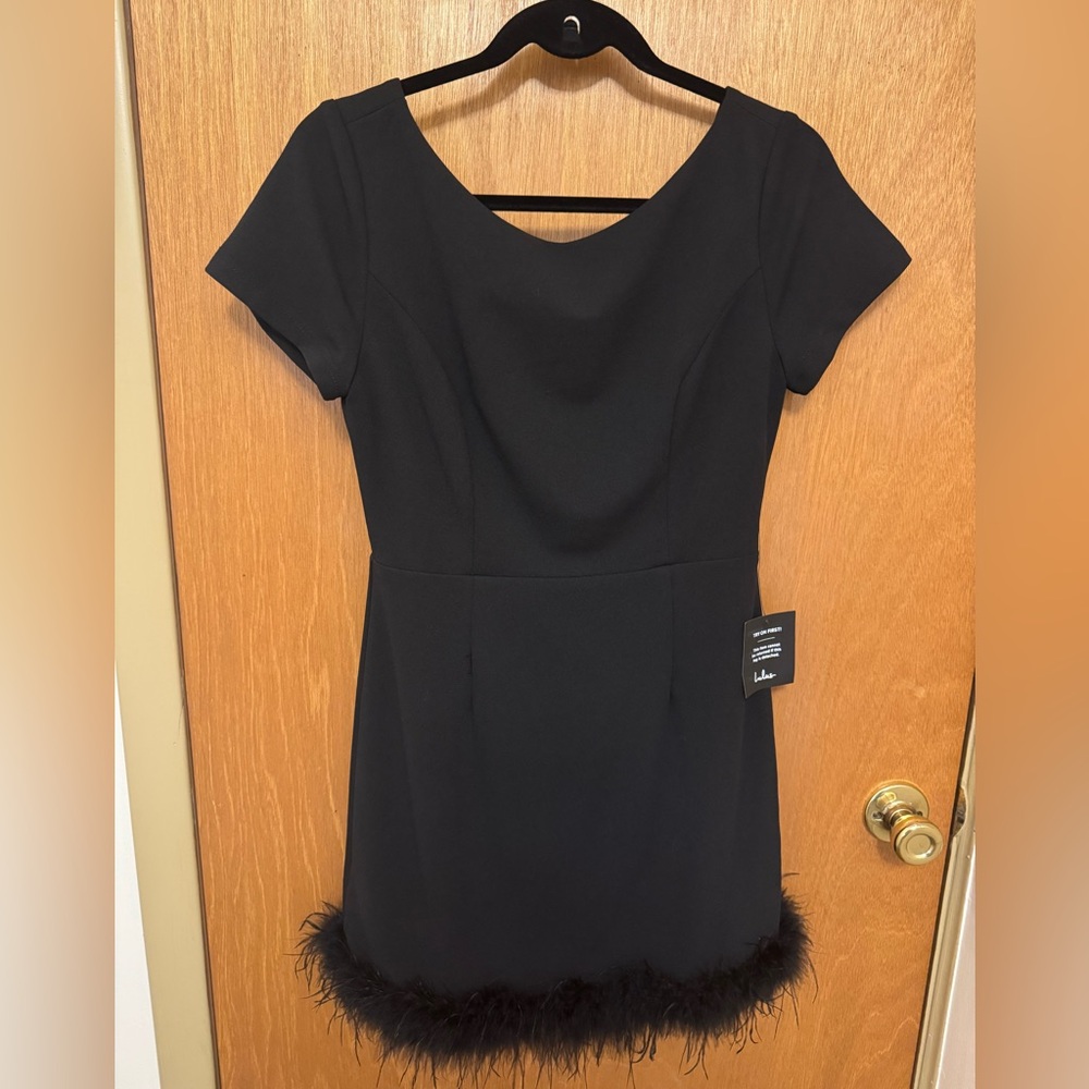 Sz M Lulus Black backless cocktail mini dress w/feather trim NWT.  LBD🐸